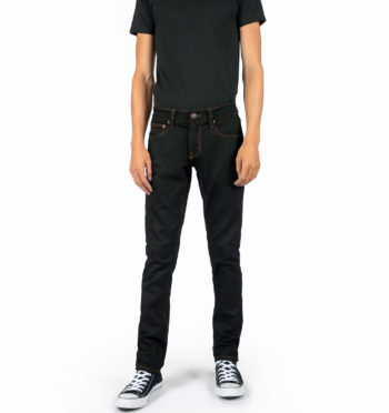 Skinny denim but not super tight with medium rise.