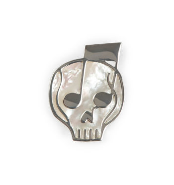 A skull and music note combine to make the pearl and silver-plated Harlow lapel pin.