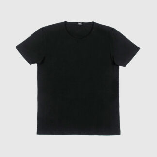 The black t-shirt is a wardrobe staple. Meet the Dodge t-shirt, featuring a raw neck, soft cotton, and our new Bucktown fit.