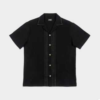 The Joliet is a short sleeve button up shirt with spread collar. White contrast stitching runs vertically along the button closure. The linen-viscose blend combines the airiness of linen and the softness of viscose.