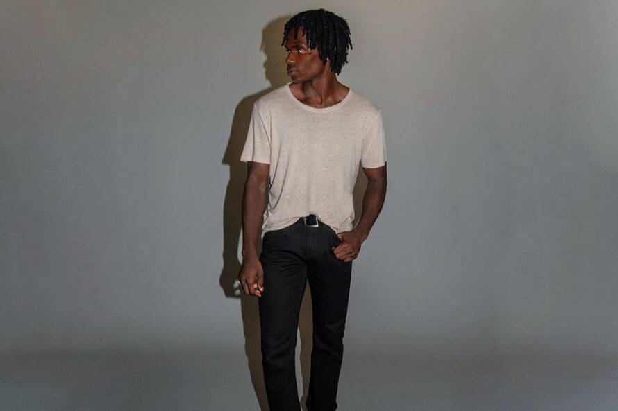 Oatmeal t-shirt featuring a raw and loose neck in a linen-blend.