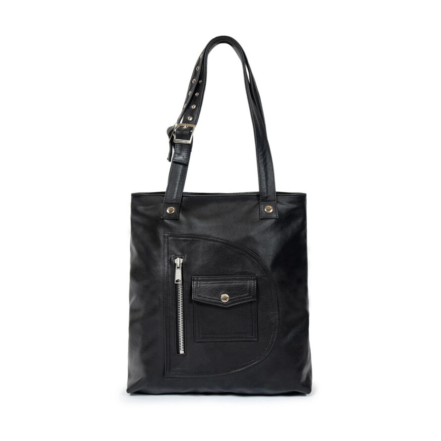 The Passenger black leather tote bag is your everyday bag, ideal for carrying all essentials.