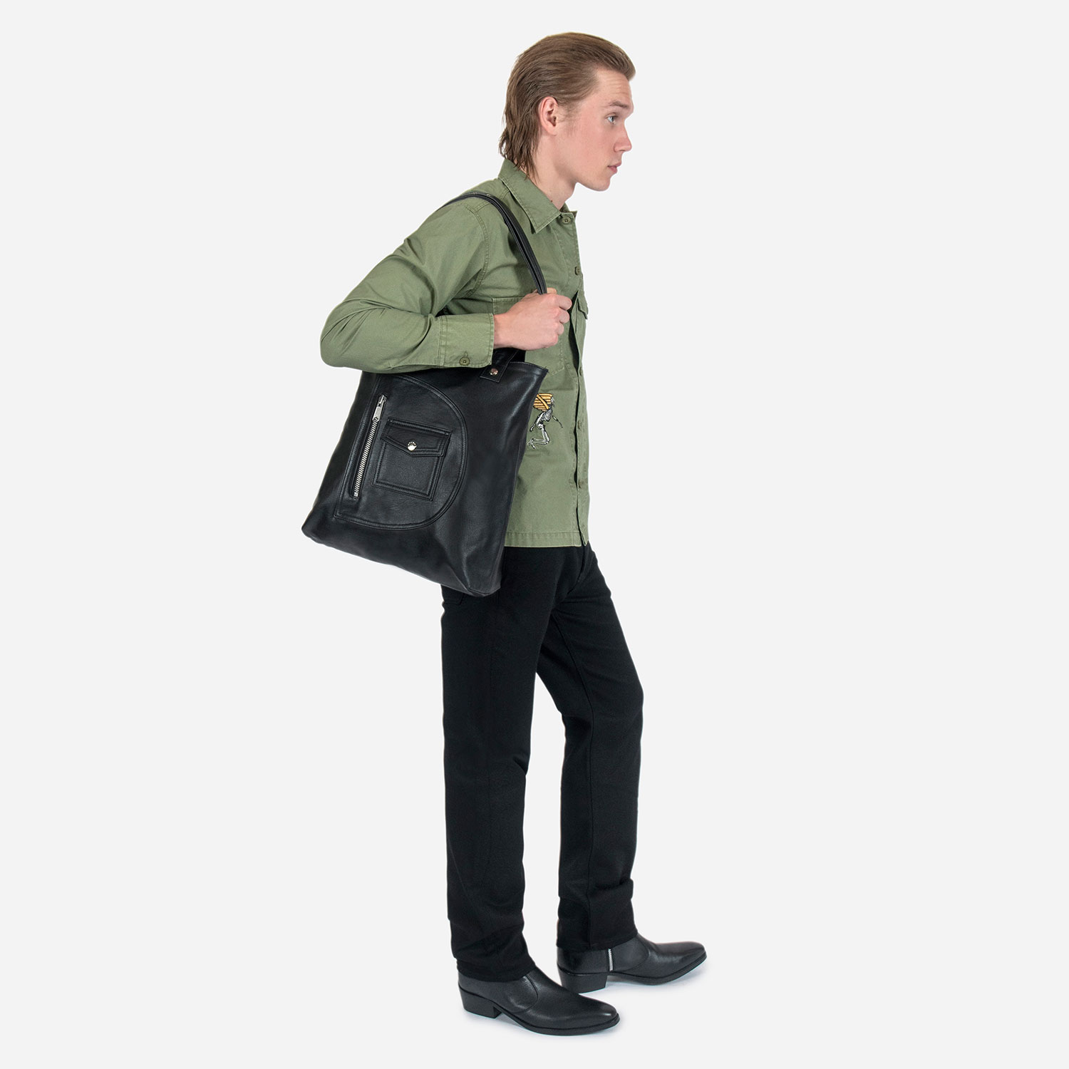 The Passenger black leather tote bag is your everyday bag, ideal for carrying all essentials.