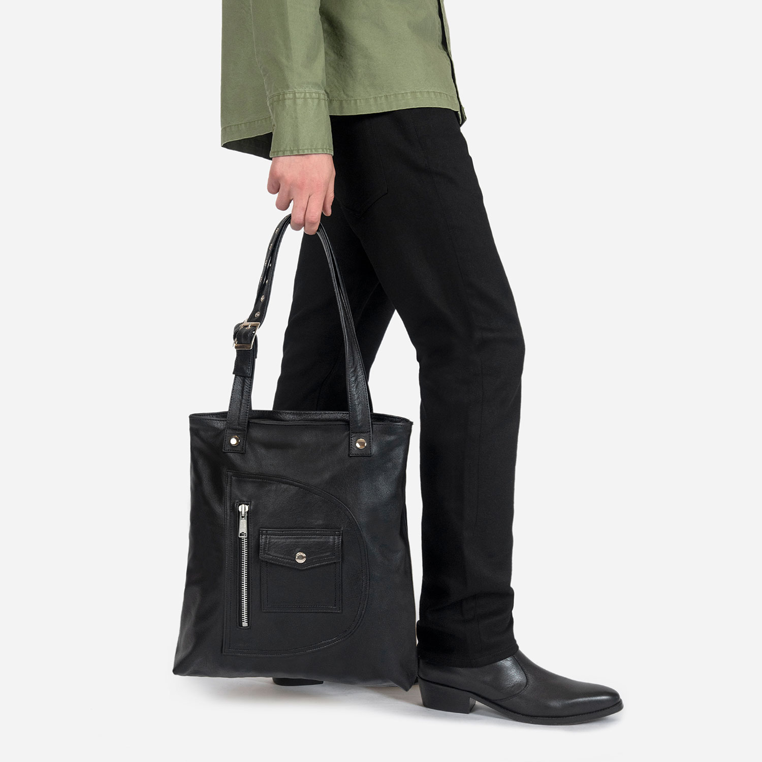 The Passenger black leather tote bag is your everyday bag, ideal for carrying all essentials.