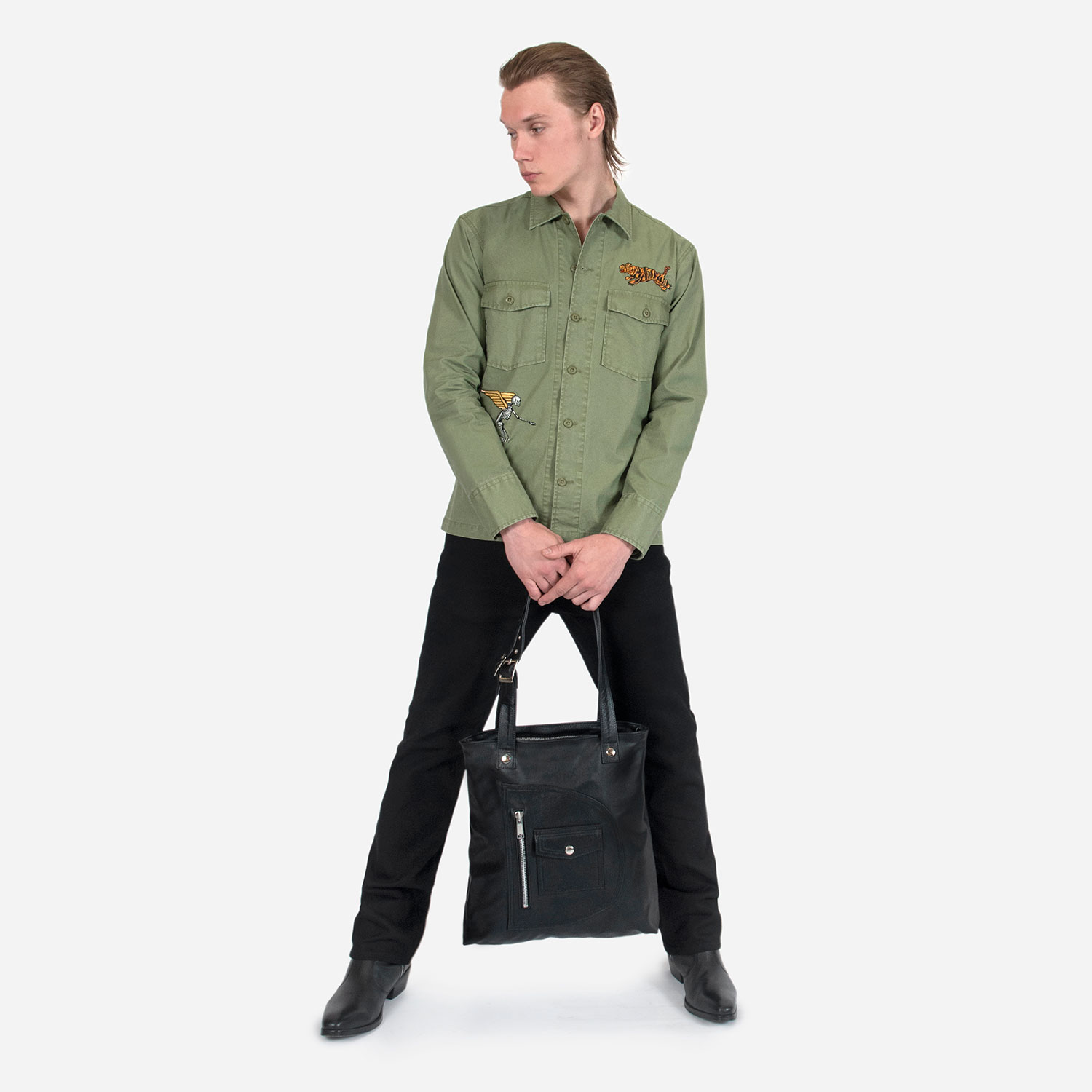 The Passenger black leather tote bag is your everyday bag, ideal for carrying all essentials.