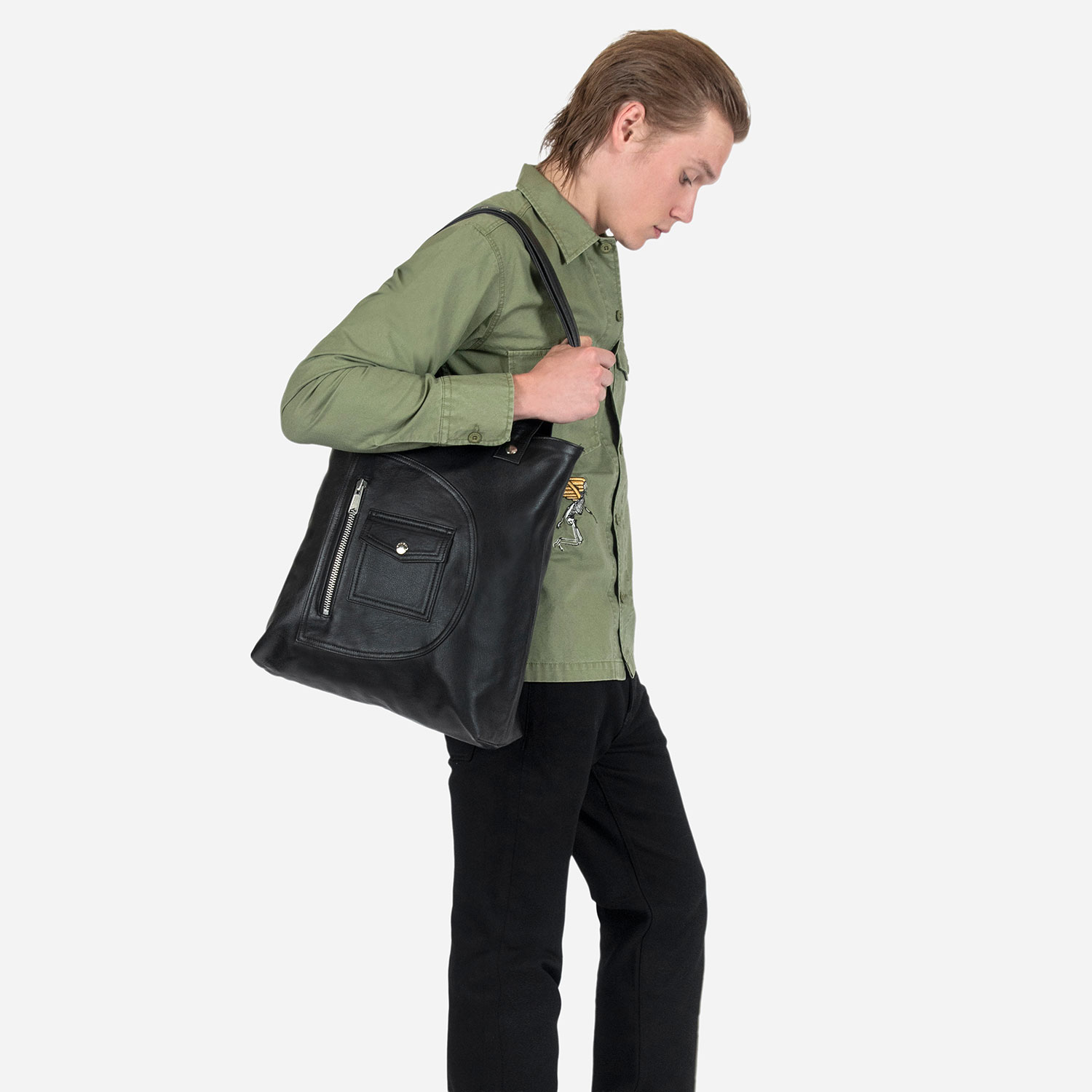 The Passenger black leather tote bag is your everyday bag, ideal for carrying all essentials.