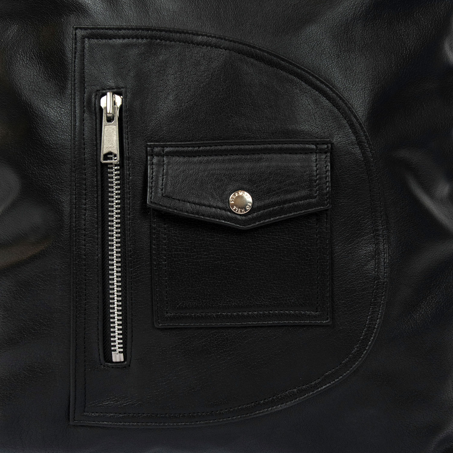The Passenger black leather tote bag is your everyday bag, ideal for carrying all essentials.