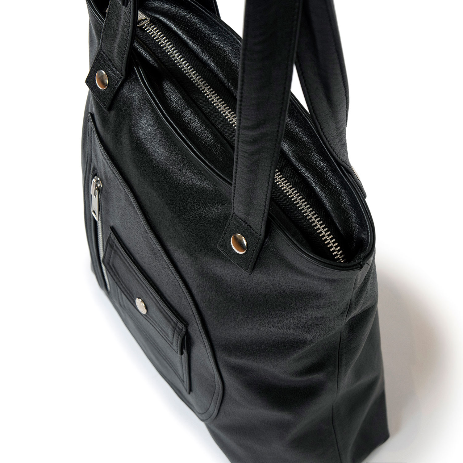 The Passenger black leather tote bag is your everyday bag, ideal for carrying all essentials.