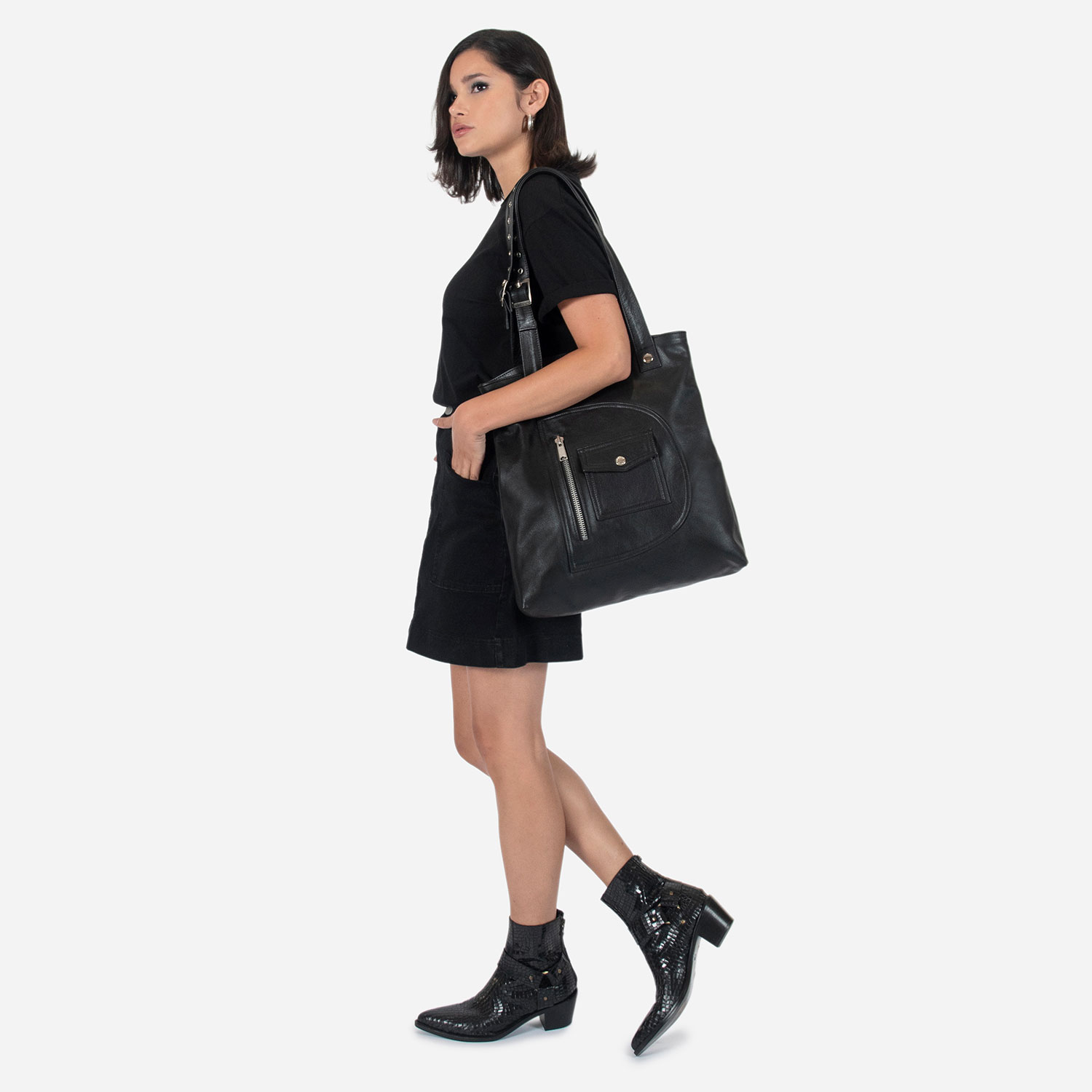 The Passenger black leather tote bag is your everyday bag, ideal for carrying all essentials.