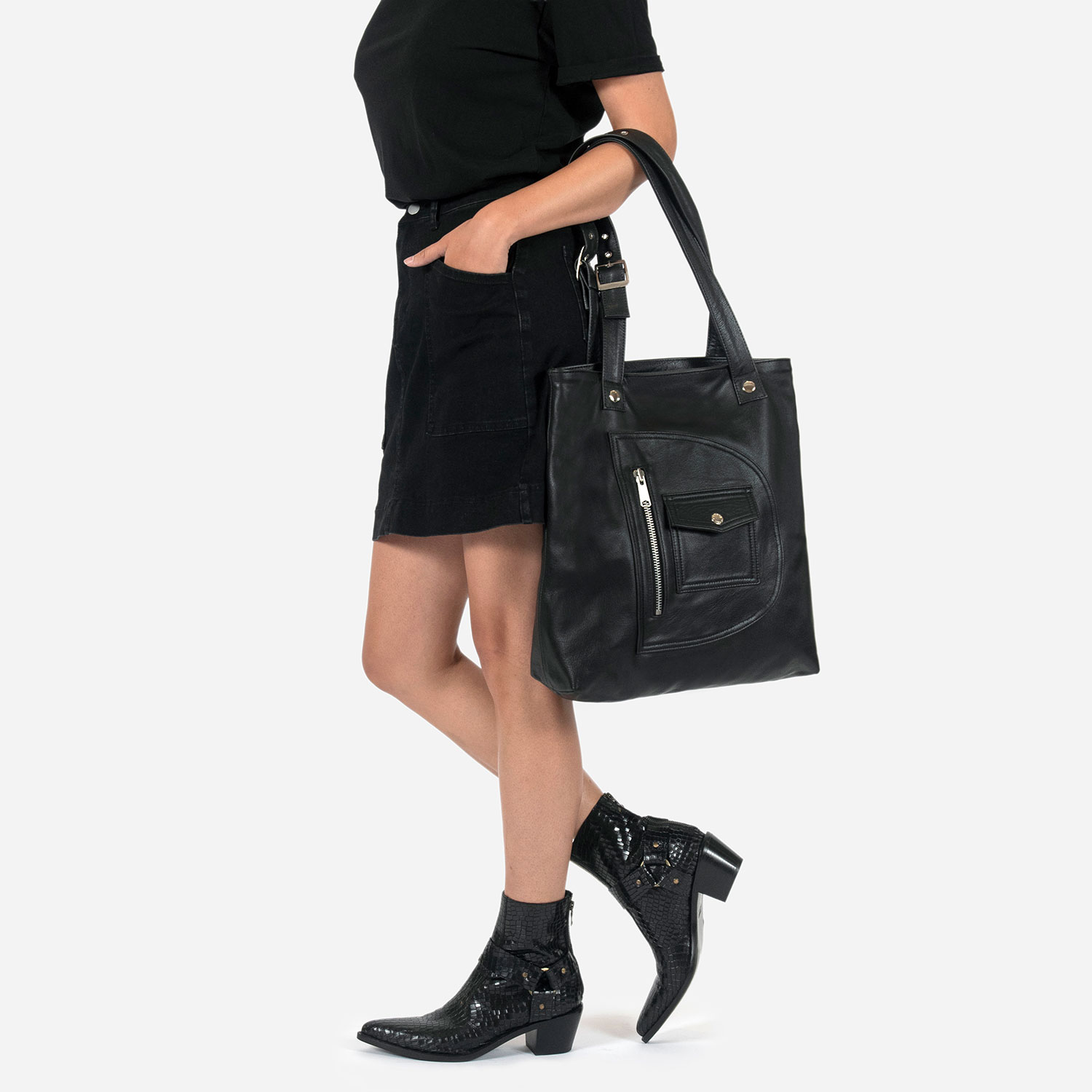The Passenger black leather tote bag is your everyday bag, ideal for carrying all essentials.