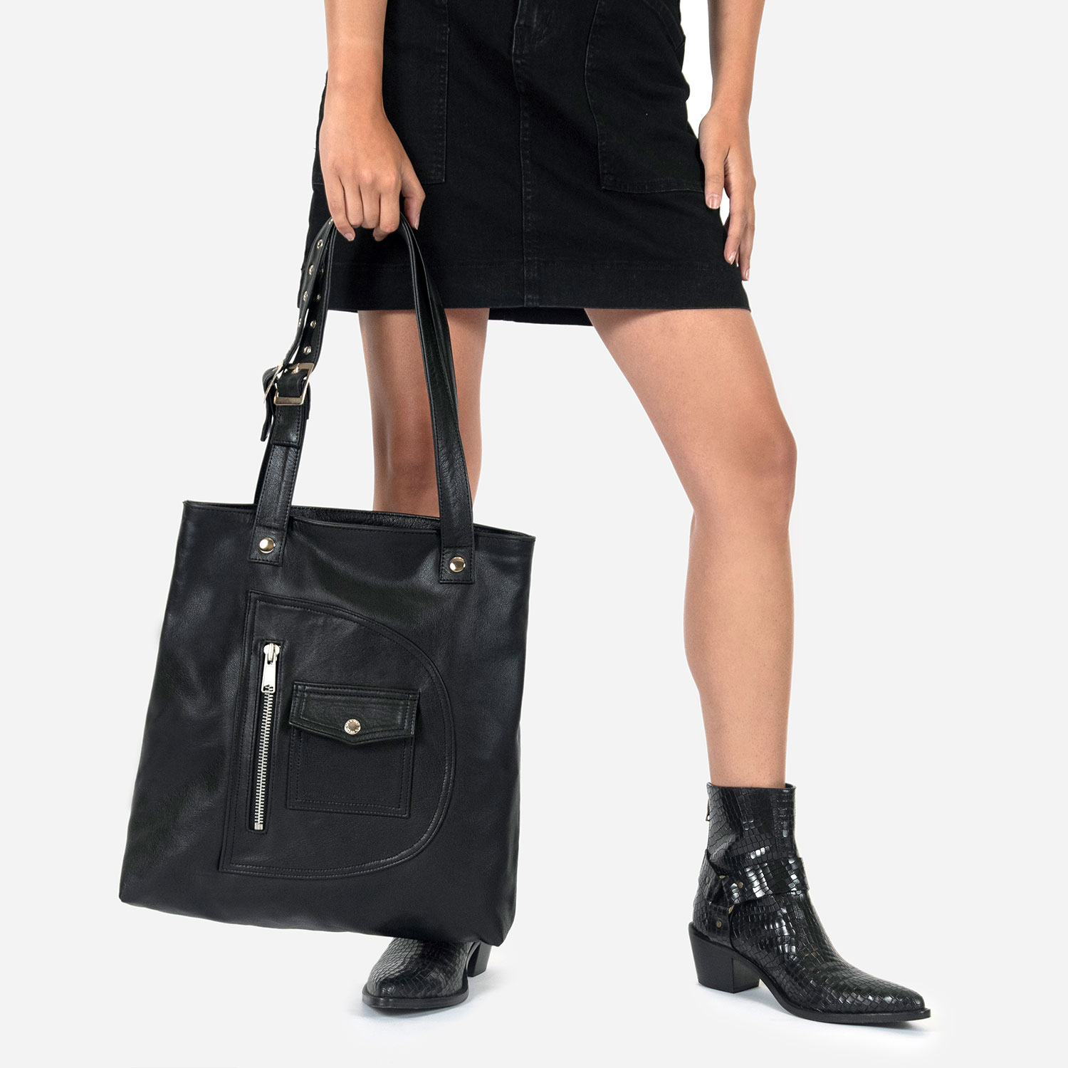 The Passenger black leather tote bag is your everyday bag, ideal for carrying all essentials.