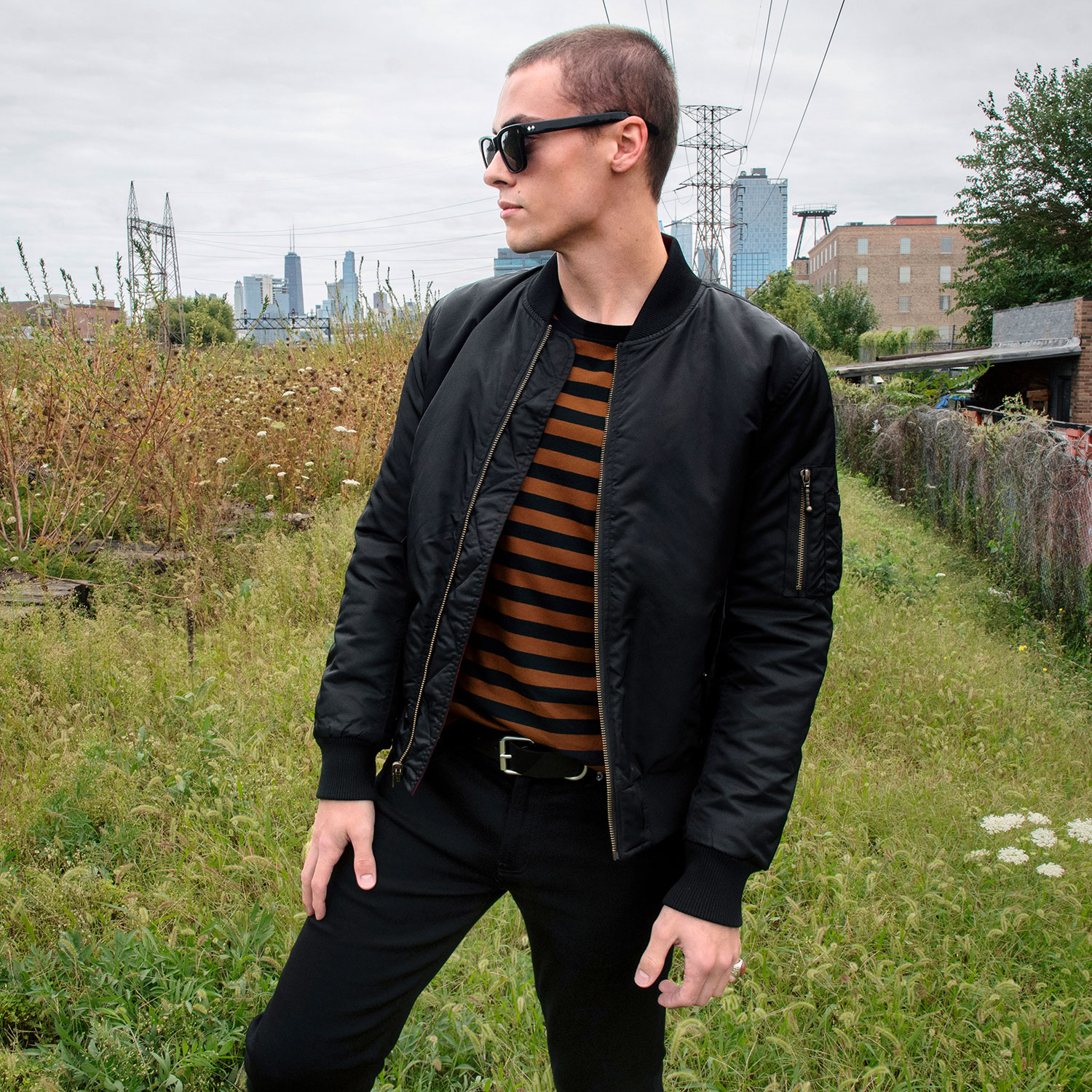 Reversible flight jacket, featuring black and burgundy nylon with brass hardware. Two different color styles in one jacket, so you’ve always got another option. Side pockets and classic utility bicep pocket with STH woven label. Durable elastic cuffs, waistband, and neck. This is our Proper fit.